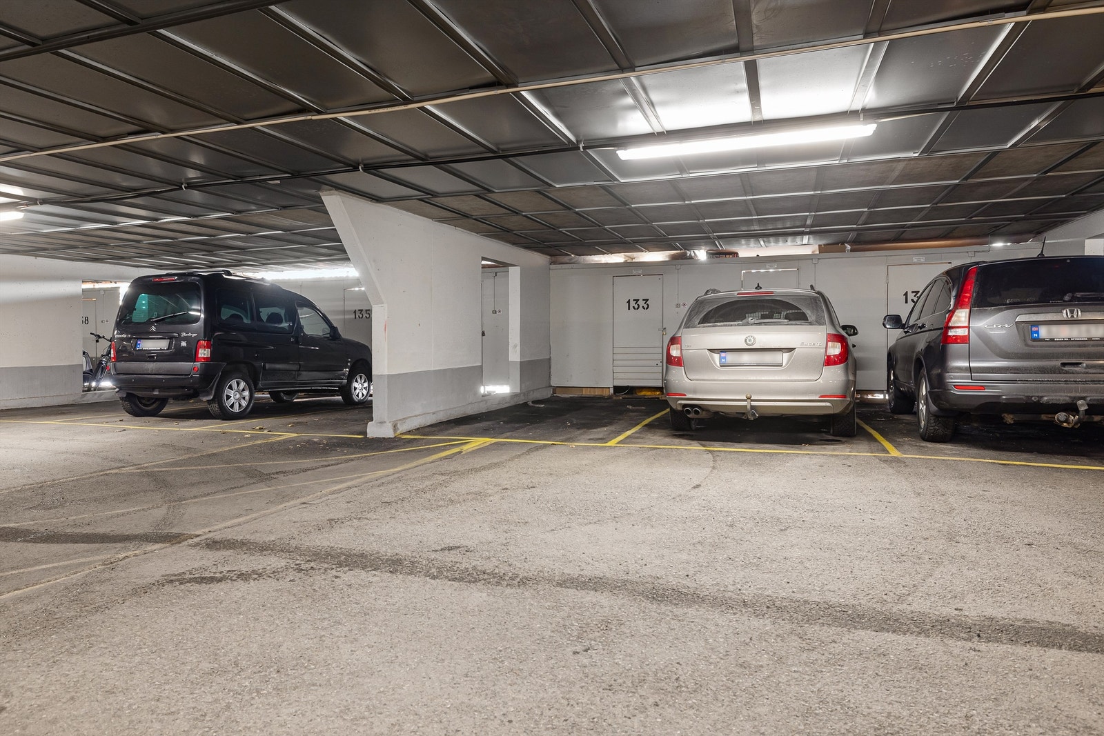 Parkeringsplass i felles garasjekjeller med en bod i bakhånd Galleribilde