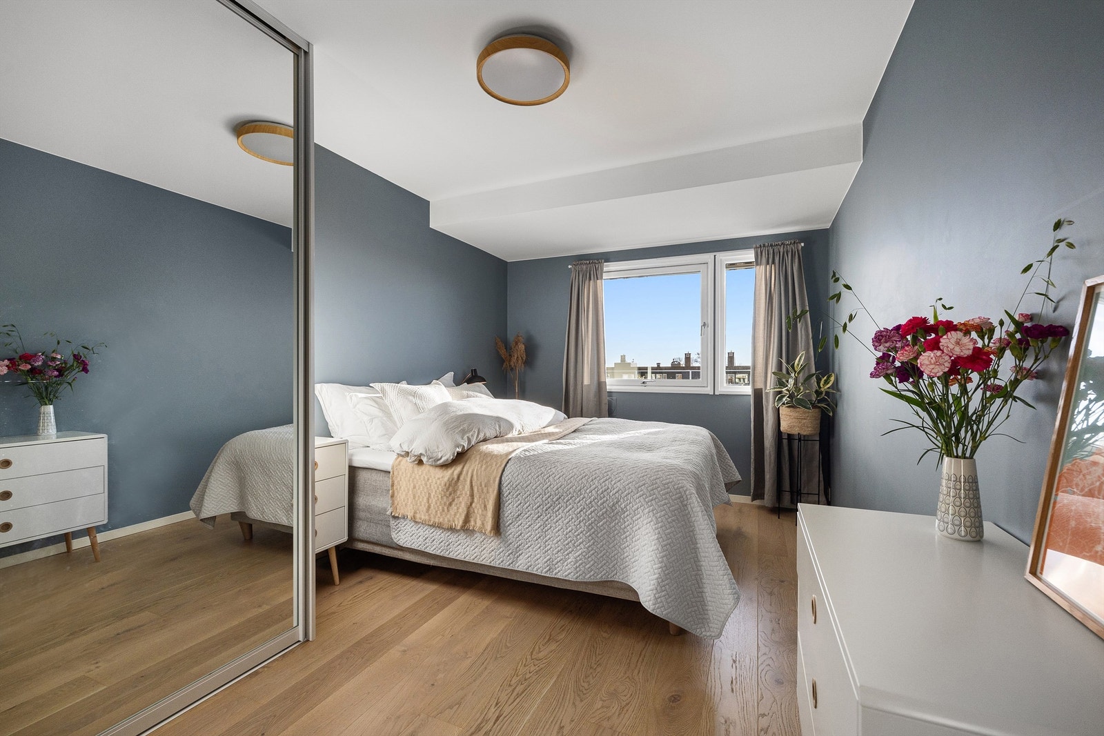 Leilighetens hovedsoverom har god oppbevaringsplass med integrert garderobe Galleribilde