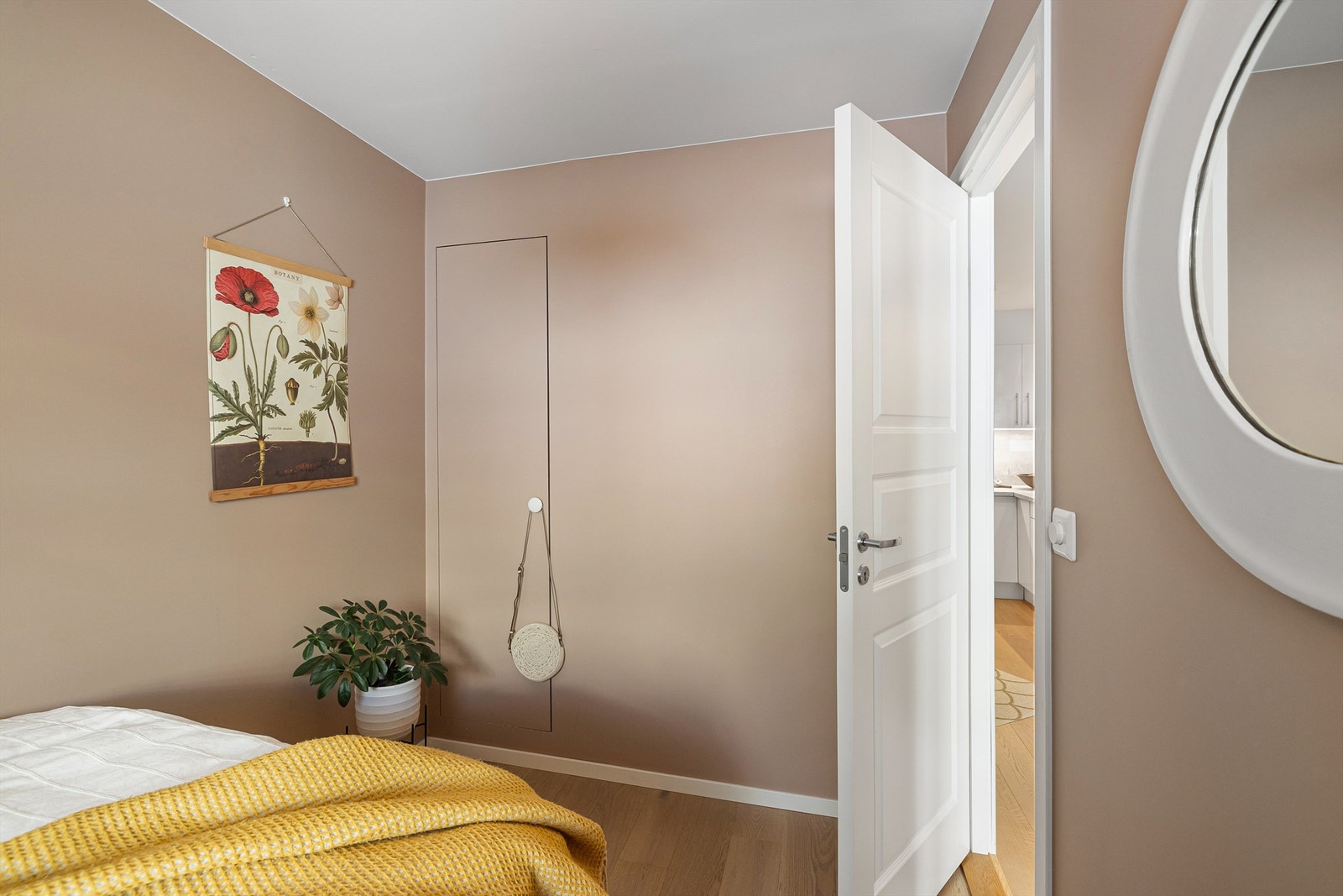 Soverommet har en smart, integrert garderobe i veggen. Galleribilde