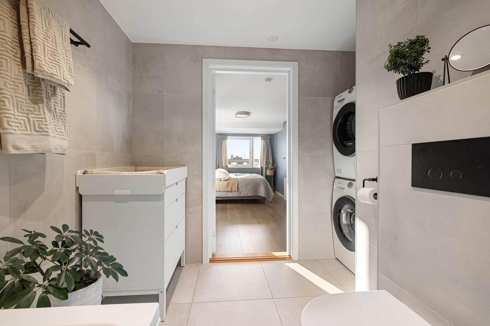 Badet ble utvidet inn mot hovedsoverommet i forbindelse med oppussing i 2021. Dette gir både praktisk adkomst fra begge sider og et stort og deilig bad til hele familien! God plass til vaskesøyle i egen nisje. Galleribilde