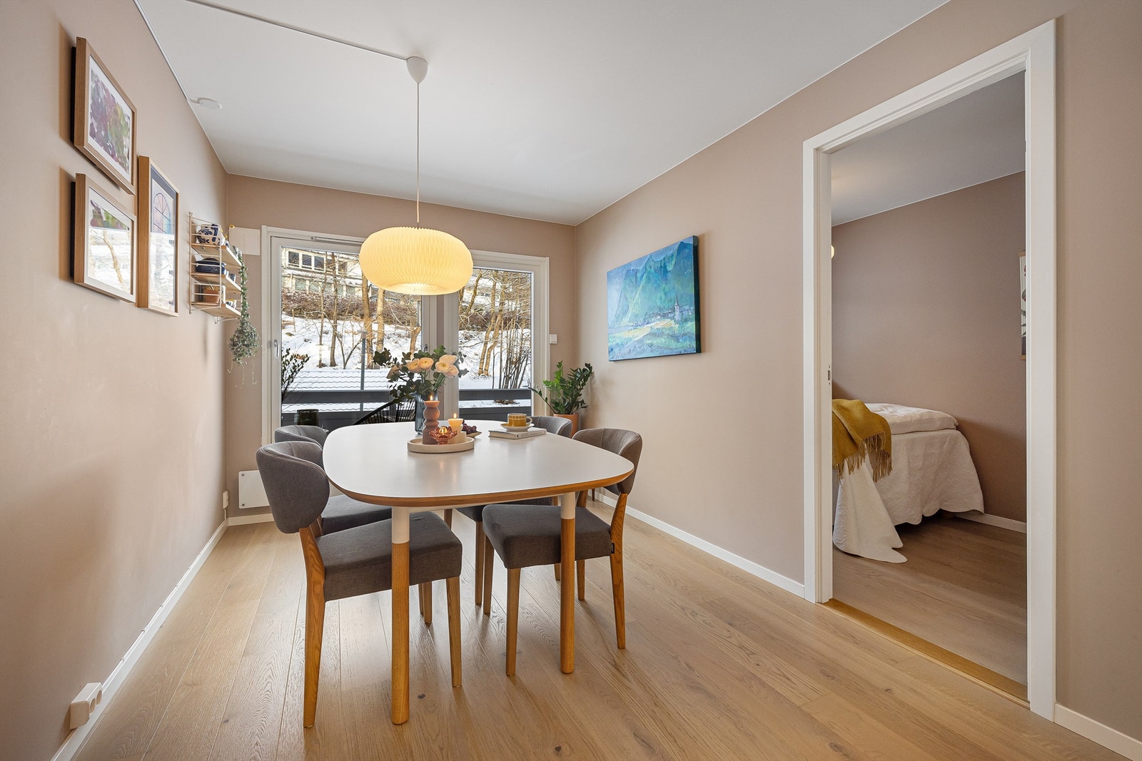 Fra spisestuen er det utgang til balkong og adkomst til et pent gjesterom. Galleribilde