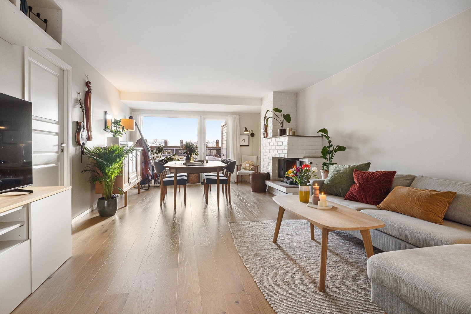 Stuen er romslig med flere innredningsmuligheter. God plass til både en stor sofa og spisebord! Galleribilde