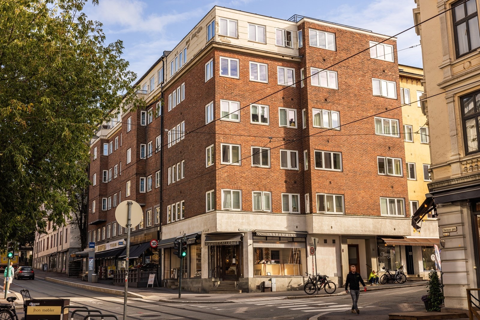 Fasade. Leiligheten ligger tilbaketrukket til fra Thereses gate, og vender ut mot rolige Johannes Bruns gate. Galleribilde