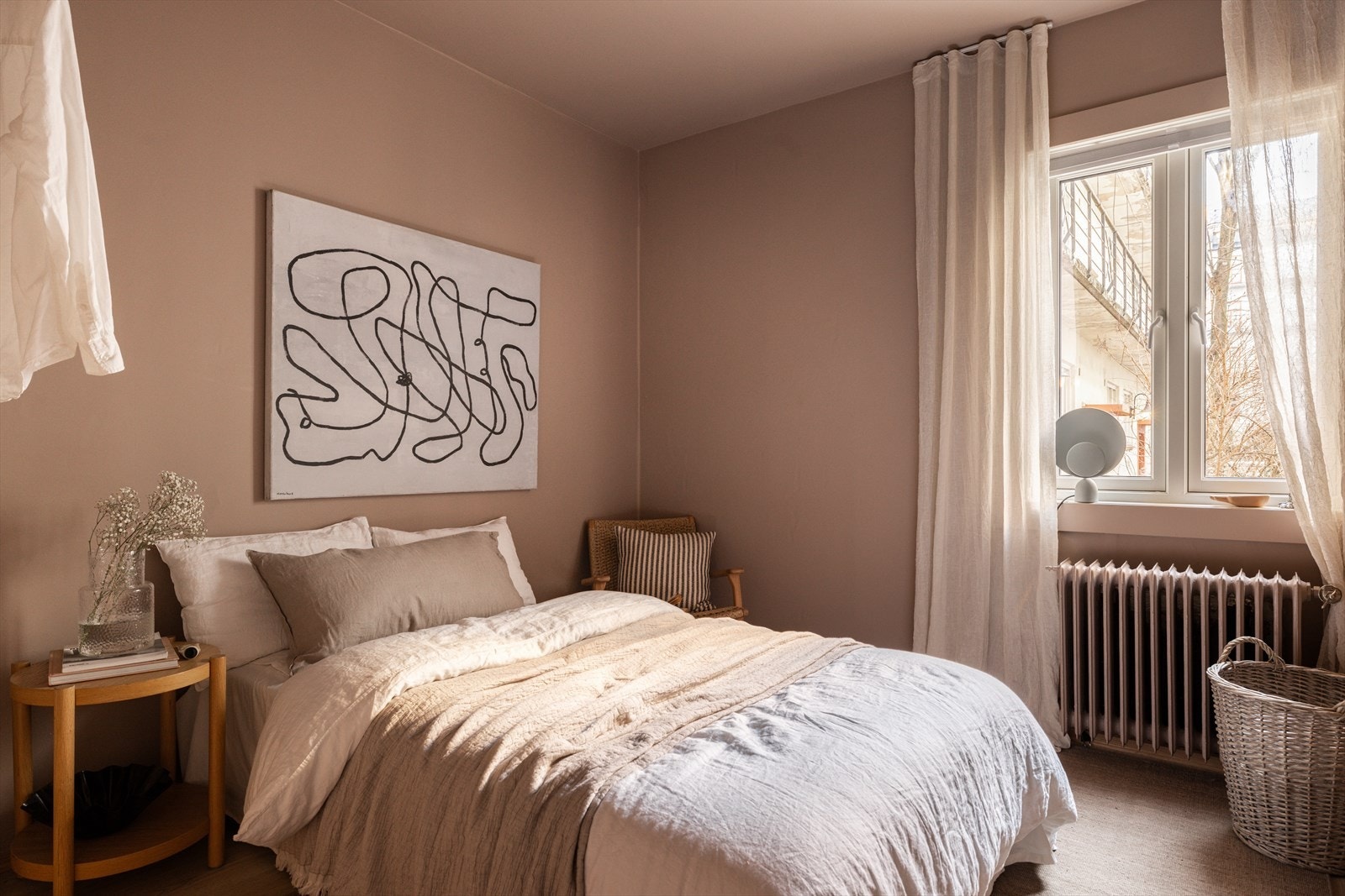 Soverom 1 er av god størrelse og har god plass til dobbeltseng og garderobeskap. Galleribilde