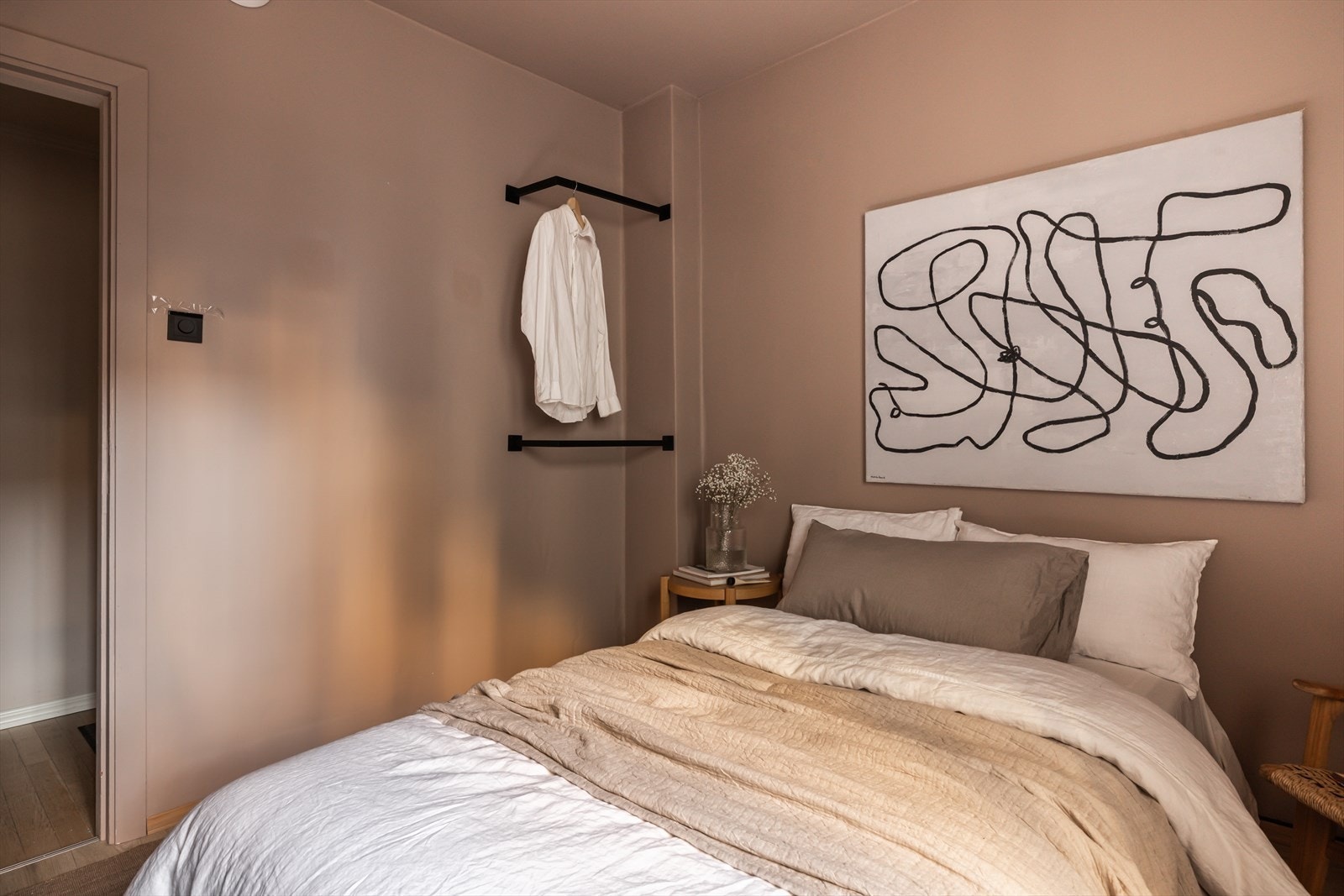 Soverommets vegger og tak er malt i en delikat og dus farge. Galleribilde