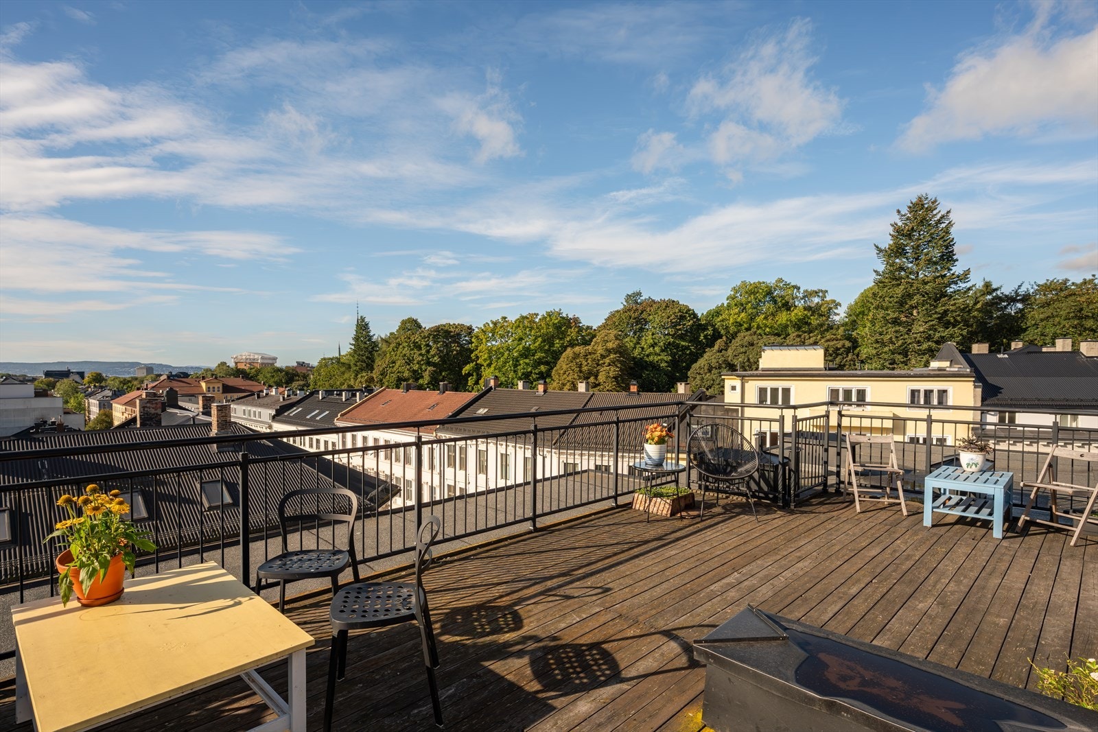 Leiligheten har tilgang til fantastisk felles takterasse. Her er det supre solforhold, utsikt over byens tak og god plass - til glede for alle beboerne. Galleribilde