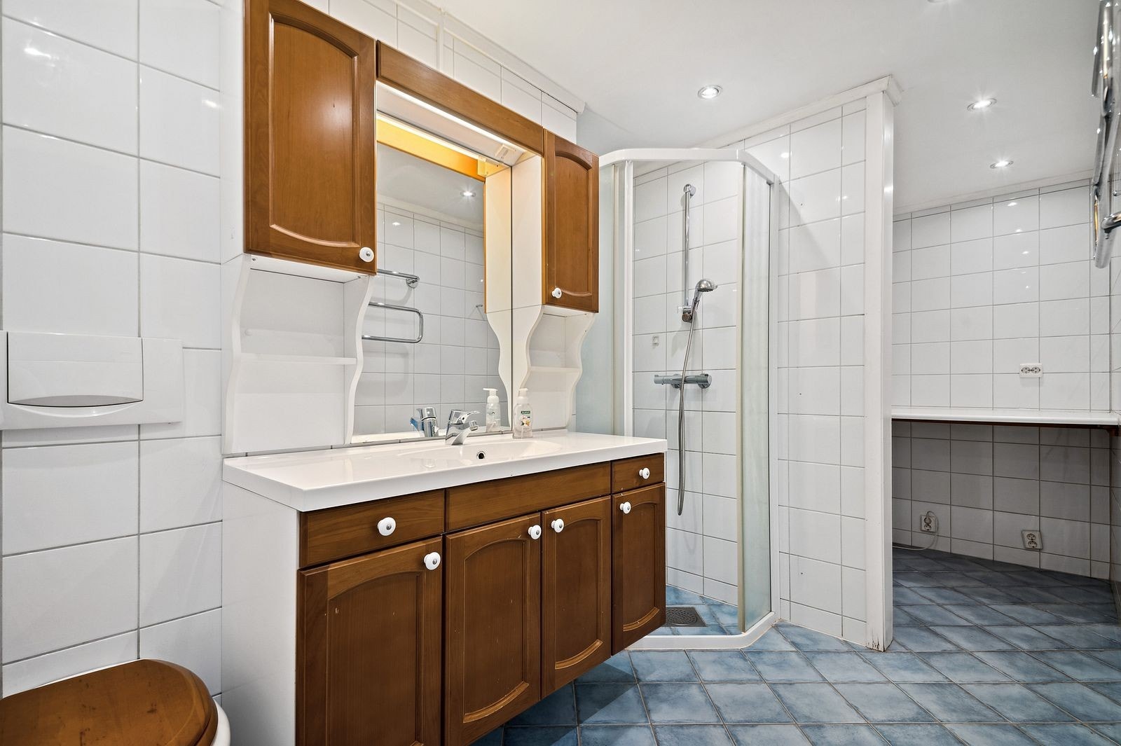 Baderom med dusjhjørne Galleribilde