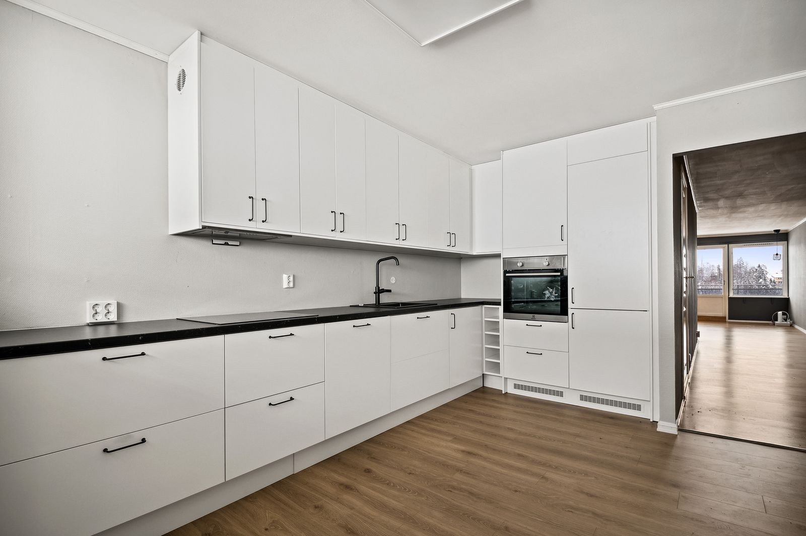 Kjøkken med integrerte hvitevarer Galleribilde