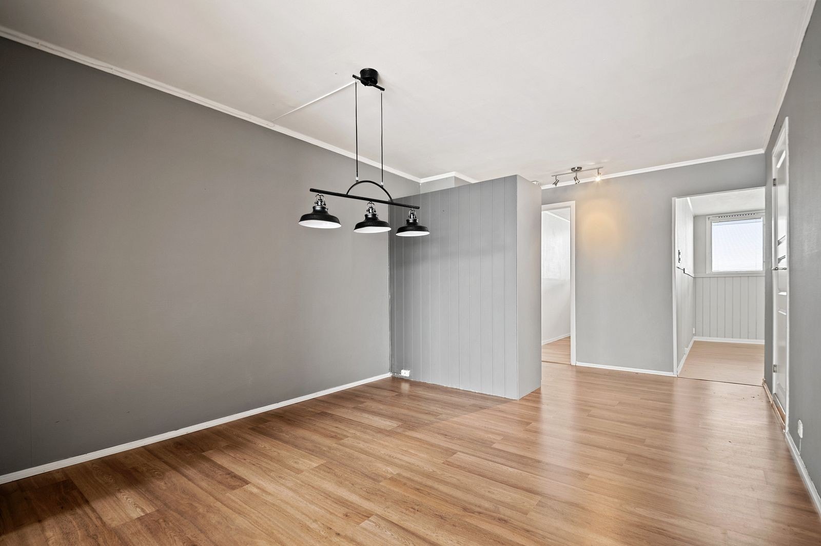 Stue med god plass til spiseplass og sofa Galleribilde