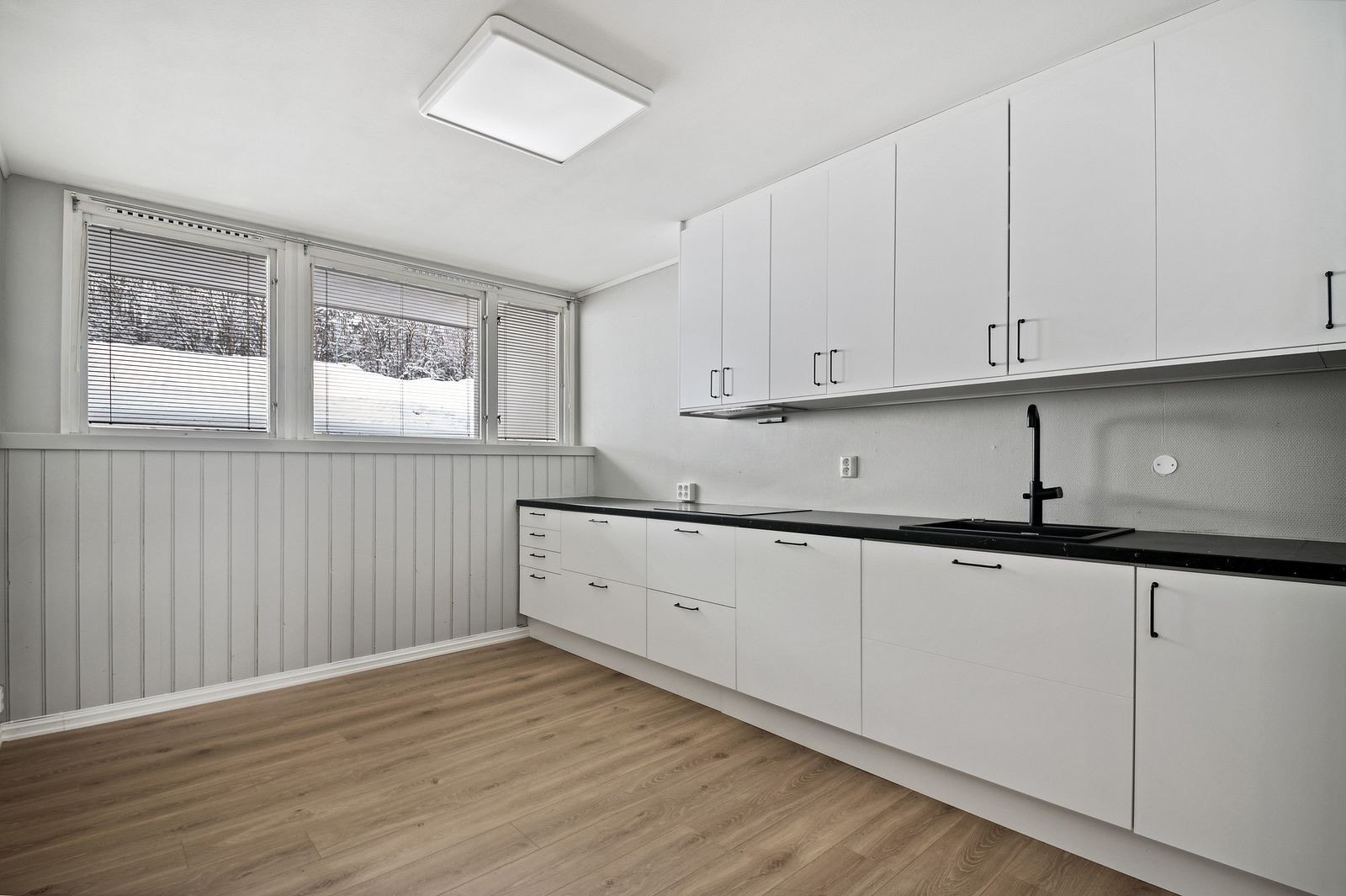 Kjøkken med god skap- og benkplass Galleribilde