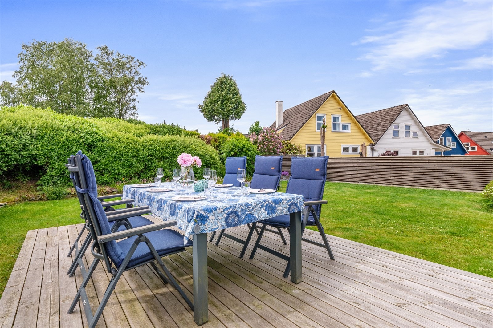 Romslig terrasse med hyggelig spiseplass i solfylt hage. Perfekt for avslappende stunder. Barnevennlig og sjarmerende nabolag. Galleribilde