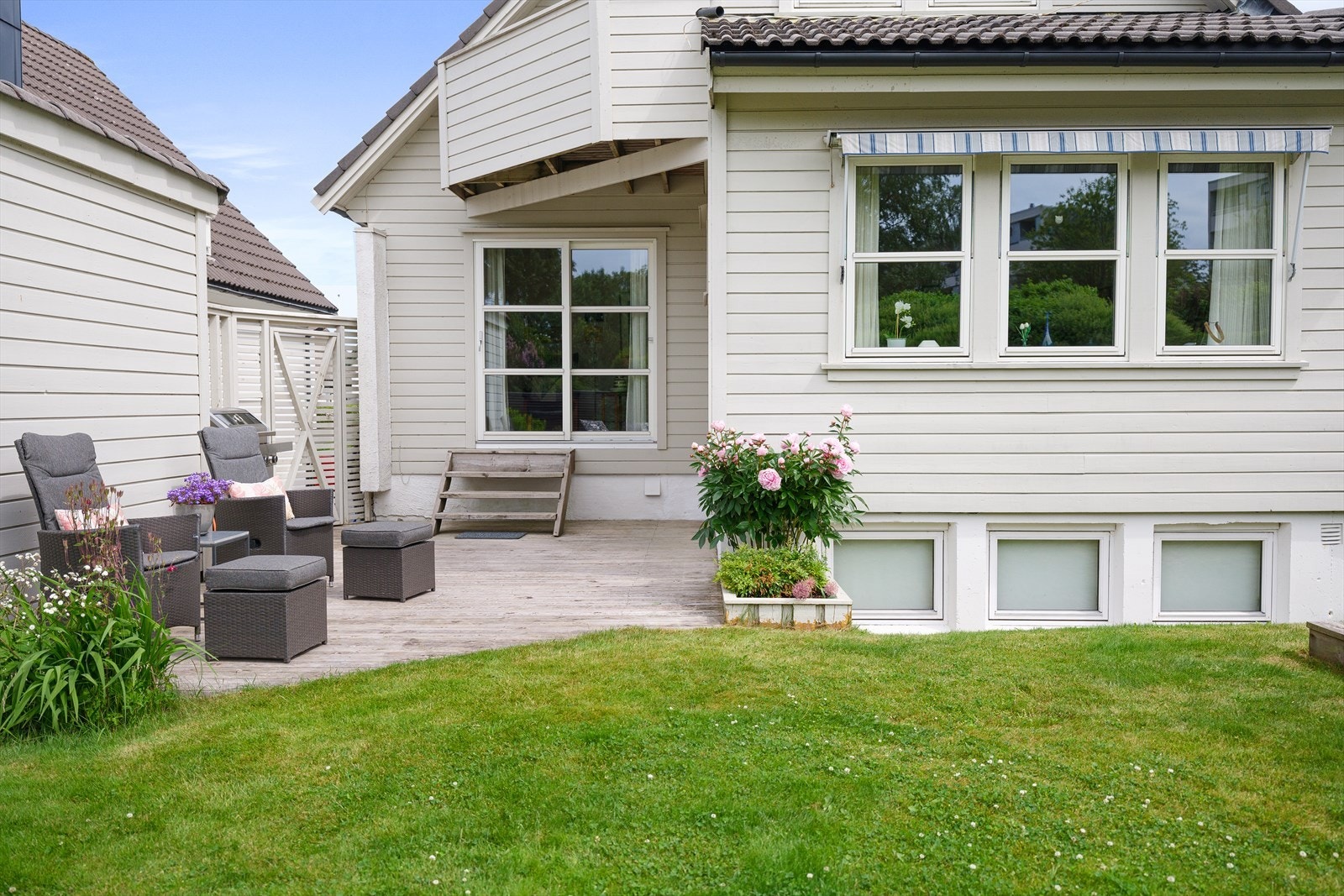 Direkte utgang til solrike terrasser og hage. Galleribilde