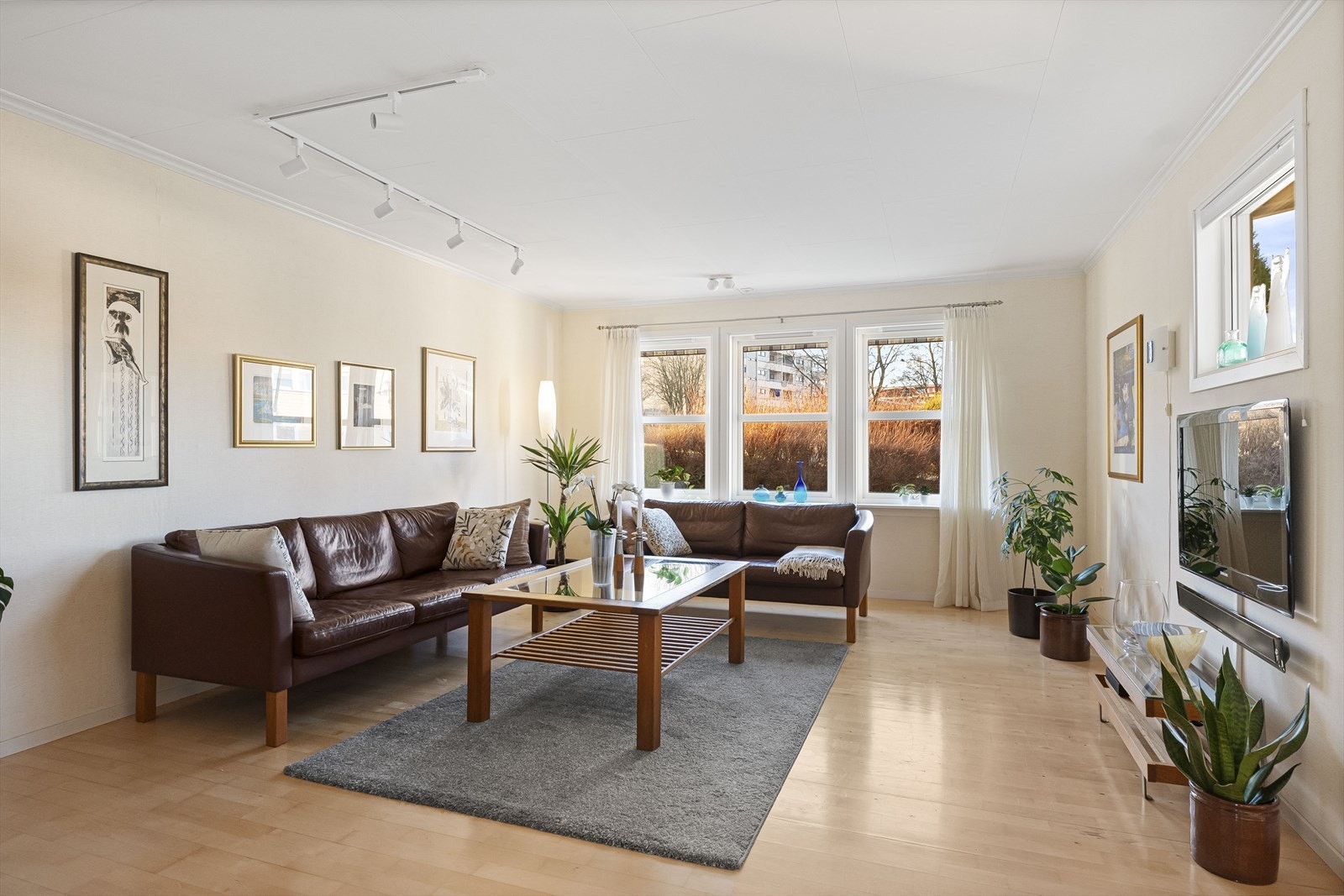 Romslig vinkelstue som ble påbygget i 1998 (påbygget er over 3 etasjer) Galleribilde