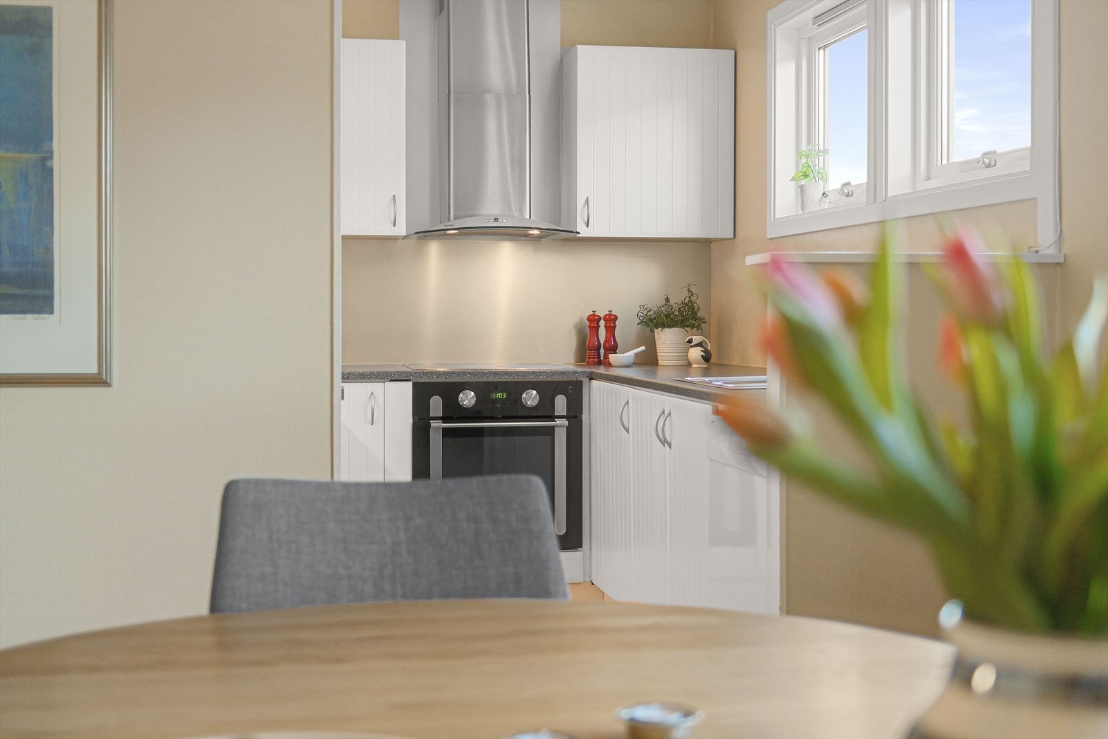 Delvis åpent mellom kjøkken og spisestuen. Galleribilde