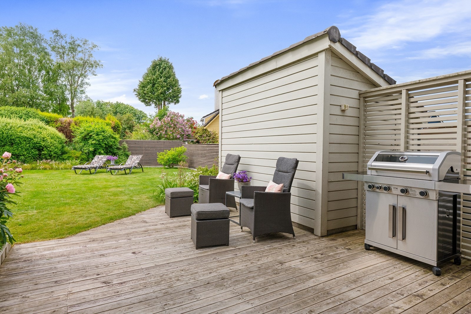 Solrik terrasse og praktisk utebod Galleribilde