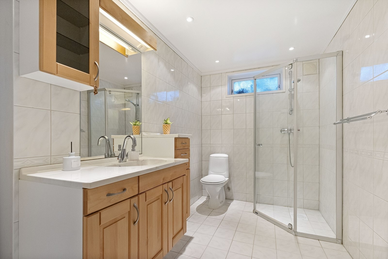 Pent bad i kjeller med fliser og varmekabler Galleribilde