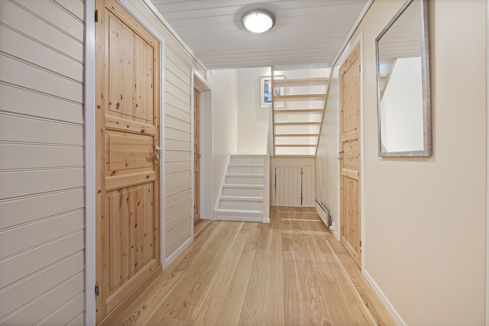 Gang i kjeller. I denne etasjen er det også egen inngang. Galleribilde