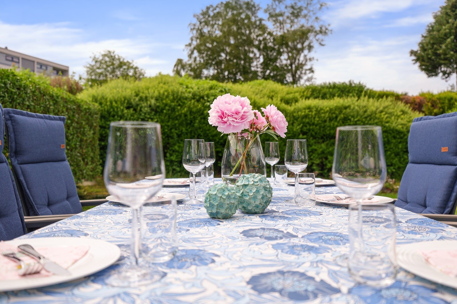 Nyt sommerdager i en fredelig hage. Perfekt for sosiale sammenkomster med vakker utsikt og avslappende omgivelser. Galleribilde