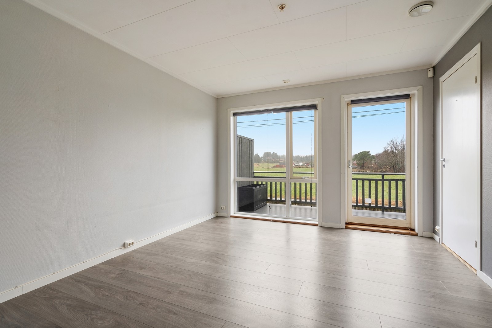 Fra stuen har du utgang til solrik balkong Galleribilde