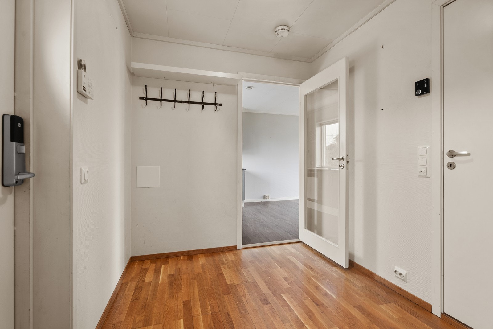 Romslig gang med klesoppheng Galleribilde