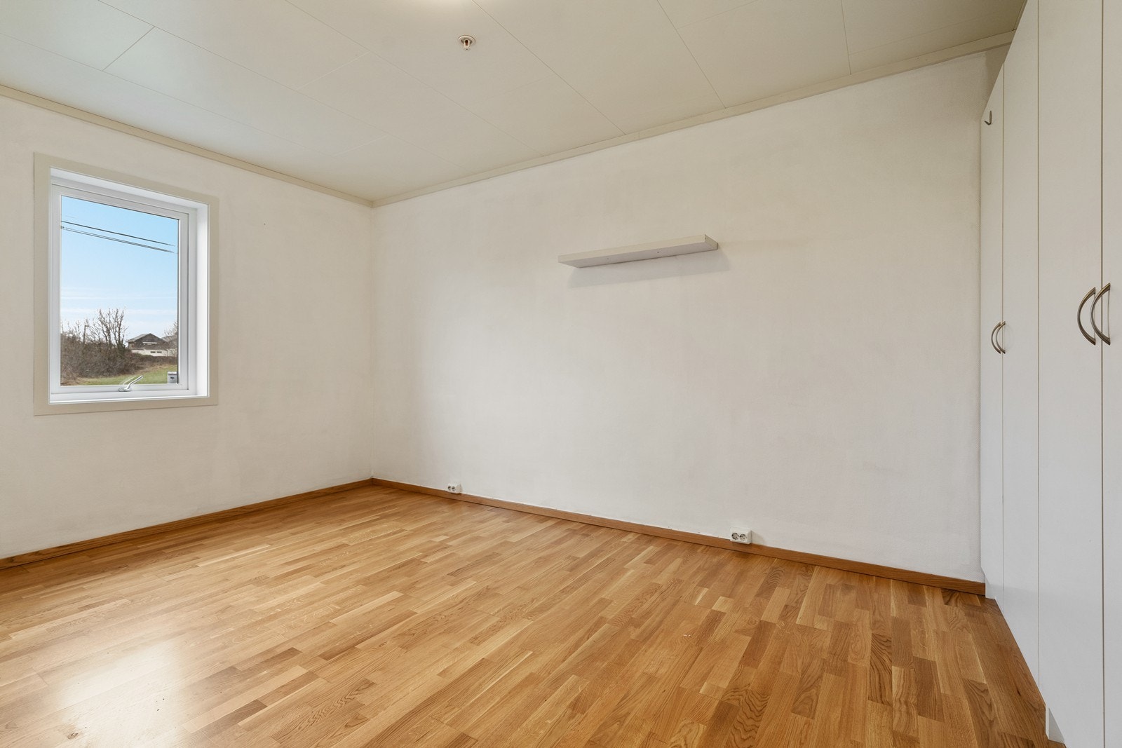 Soverom 2 med god plass til garderobe og nattbord om ønskelig Galleribilde