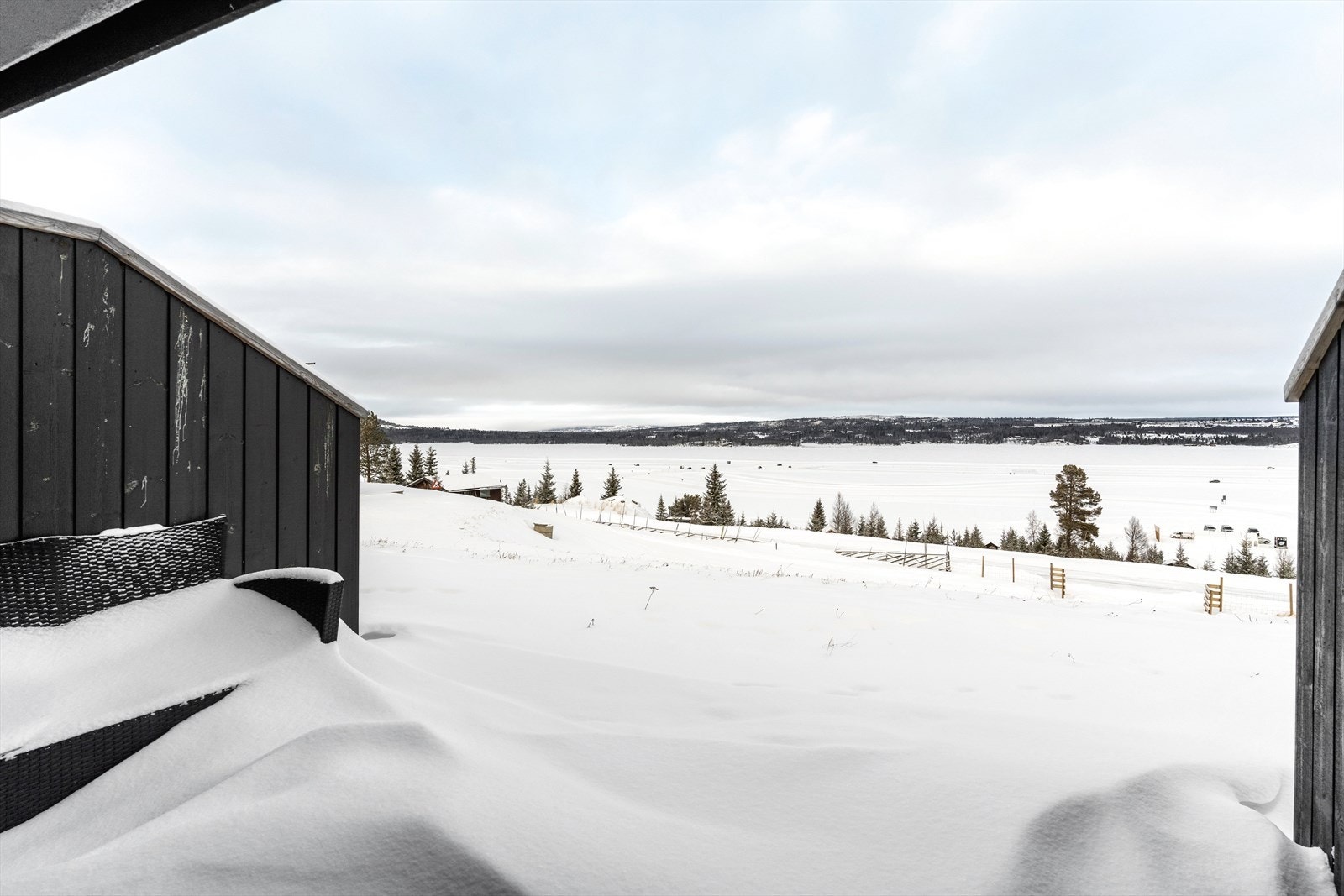 Kort vei til både turstier og skiløyper, helt ypperlig plassering! Skiløypene blir tråkket helt ned til Glomsrud. Galleribilde