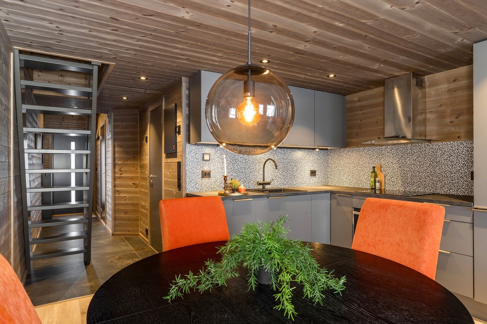 Laminat benkeplate og integrerte hvitevarer. Galleribilde