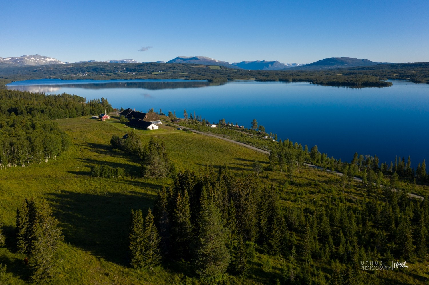 Her finnes milevis med sykkelruter, stier for korte eller lengre turer i fjellet, mulighet for båtturer og fiske. Galleribilde