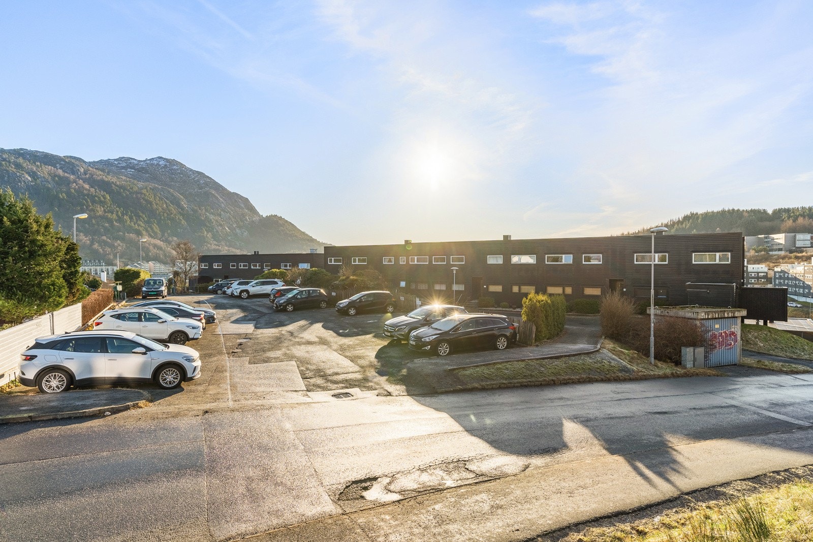 Til leiligheten tilhører det en fast biloppstillingsplass i lukket garasjeanlegg i blokkens kjeller. Galleribilde