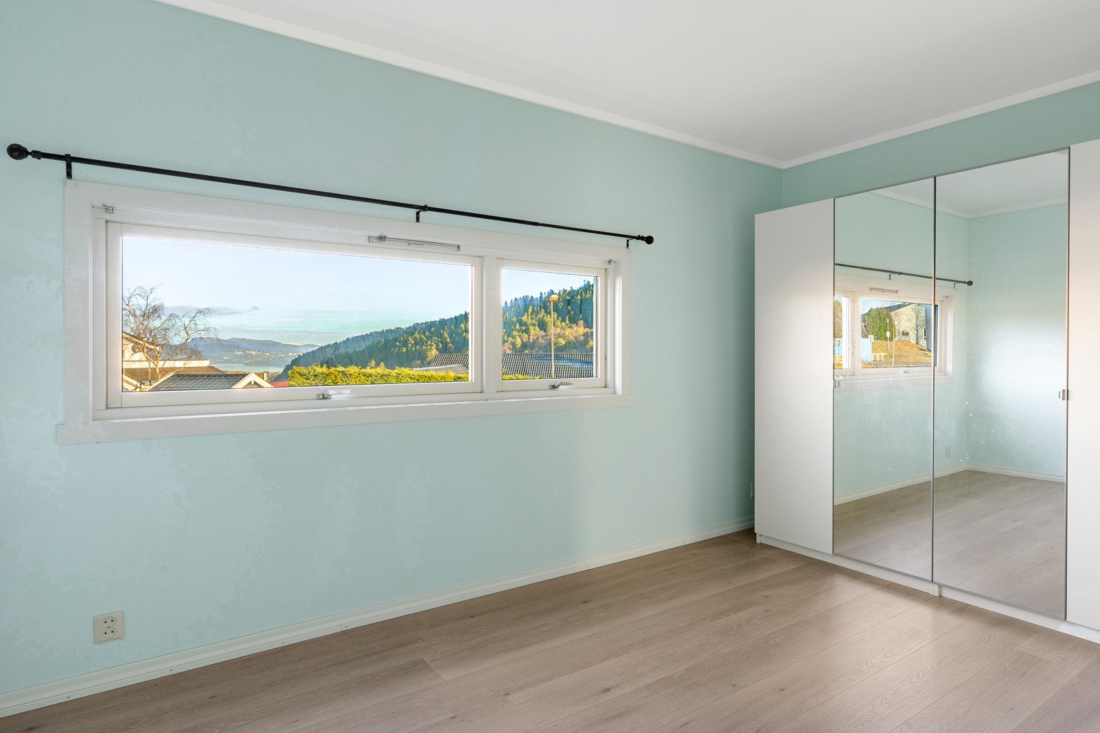 Det er plass til en seng av god størrelse, samt annet ønskelige møblement og en praktisk garderobe. Galleribilde