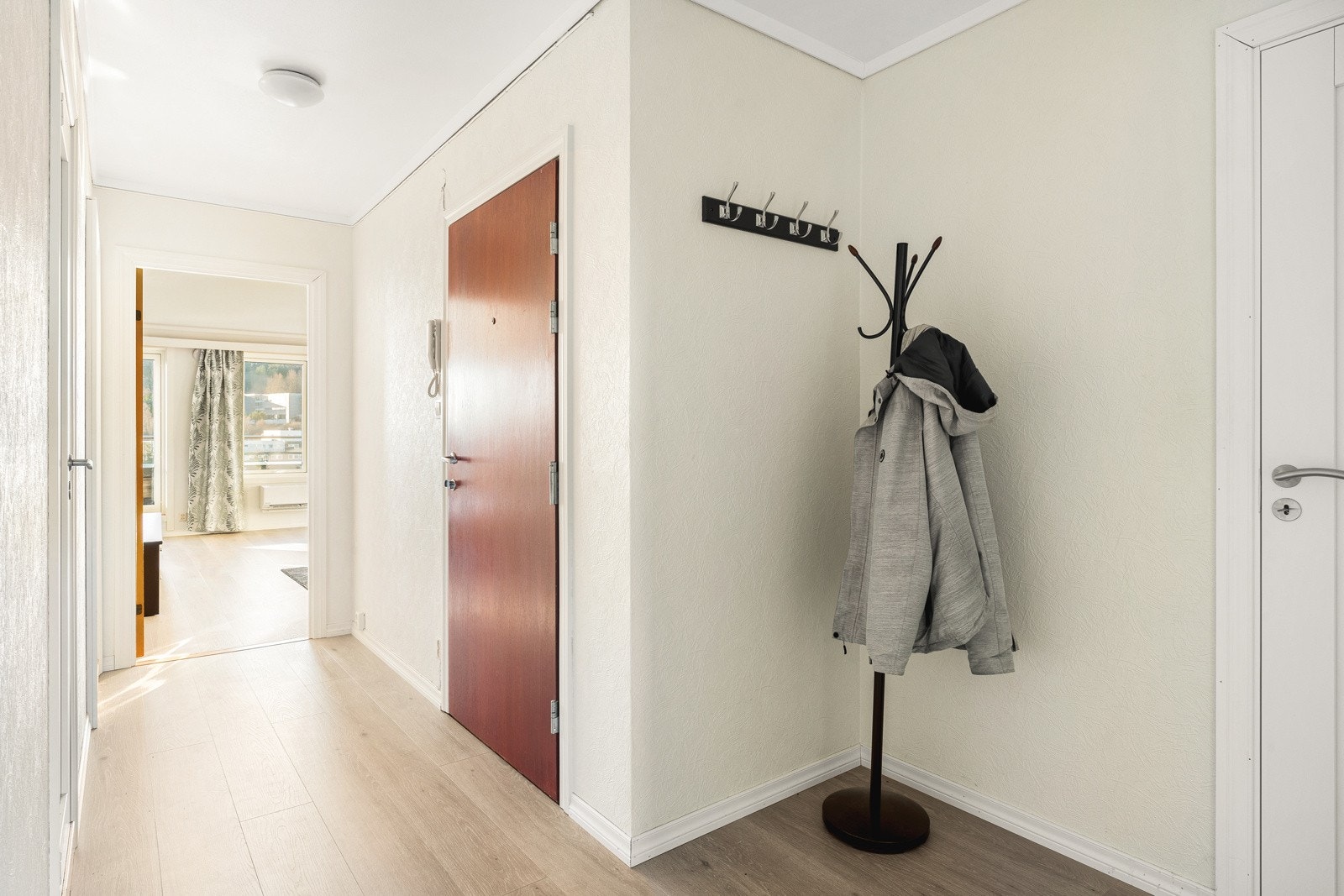 Velkommen inn! Vi starter i leilighetens gangen som er målt til ca. 5,6 kvm Galleribilde