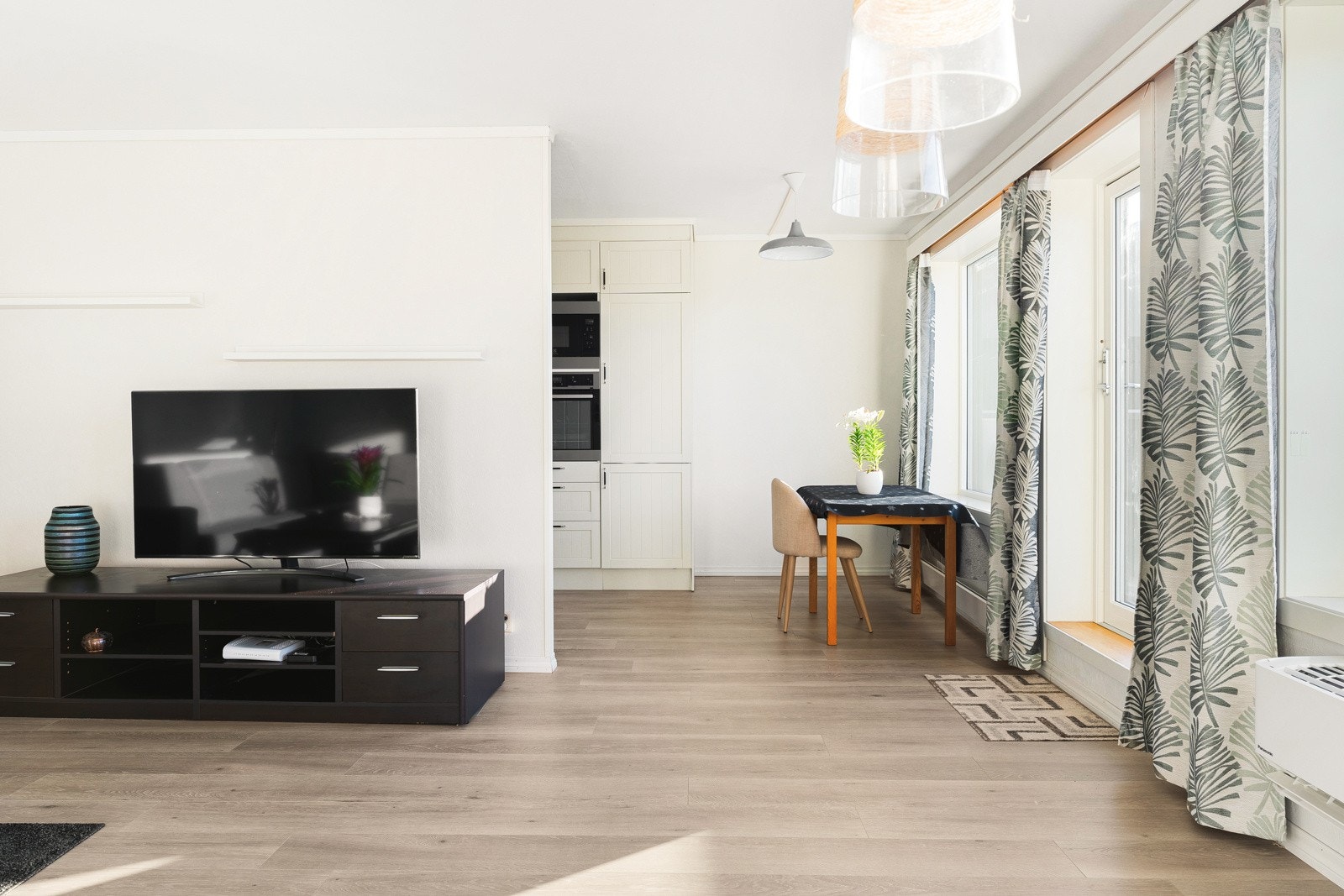 Stueområdet er i en åpen løsning med kjøkkenet. Galleribilde