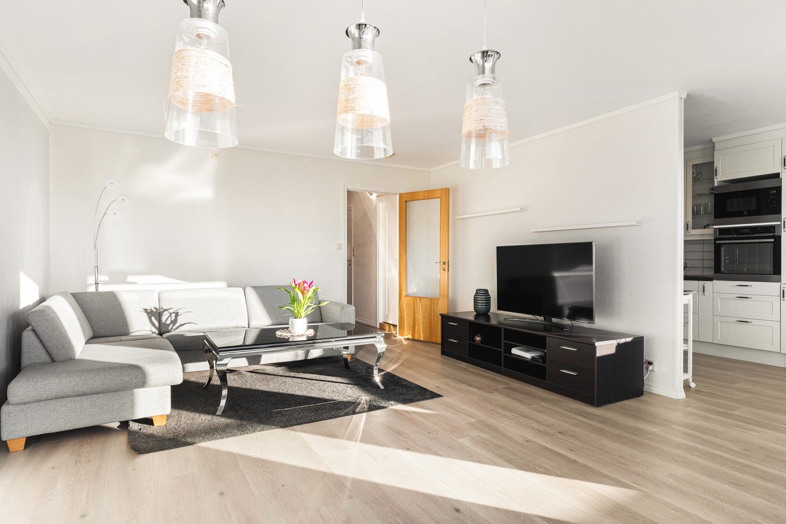 Her er det god plass til å innrede med sofagruppe og spisebord. Galleribilde