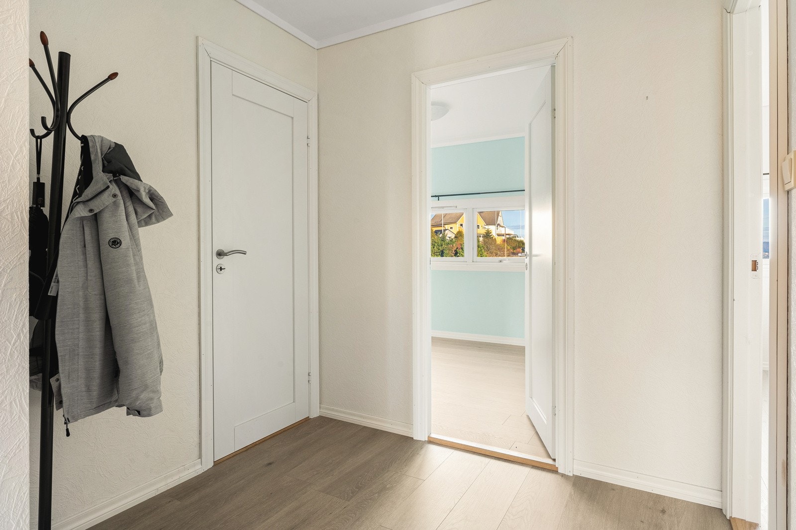 Entré har plass til oppbevaring av yttertøy og lignende. Galleribilde