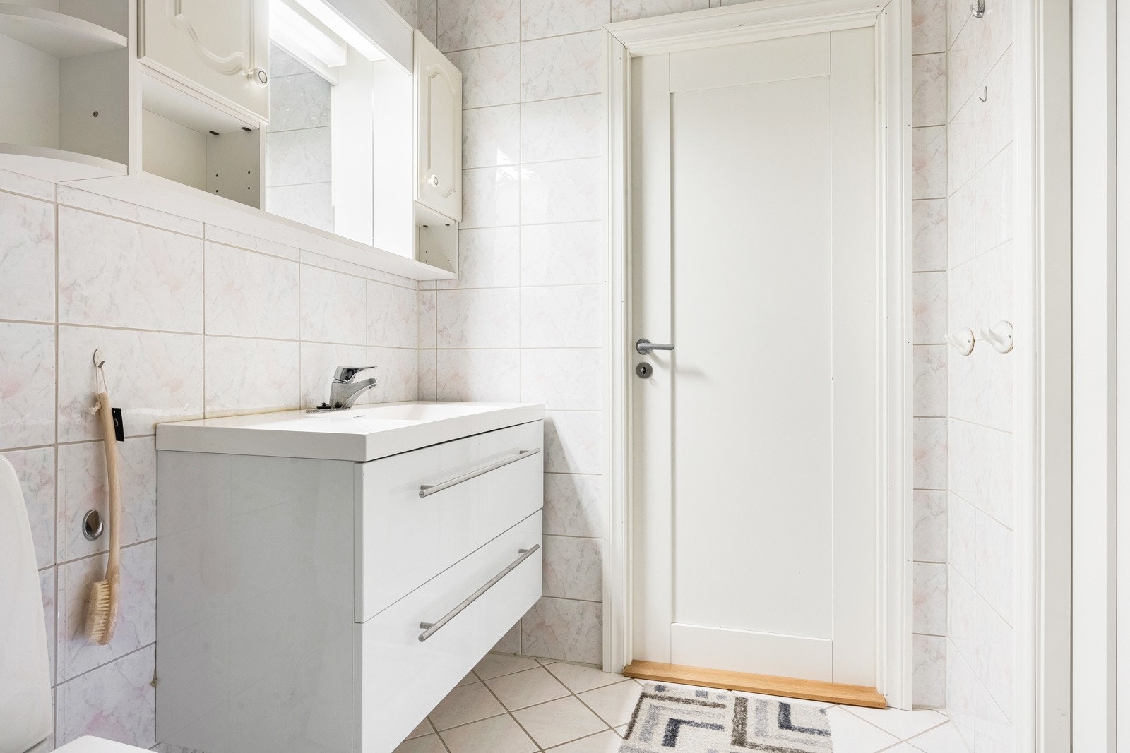 Det er flislagt gulv med varme i gulv, samt fliser på vegger og malte flater i himling. Galleribilde