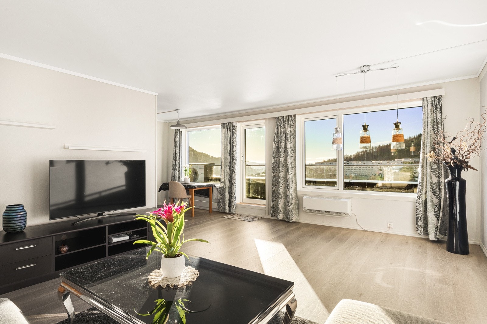 Fra gangen er det en naturlig overgang inn til stue-området som er målt til ca. 37,8 kvm. Galleribilde