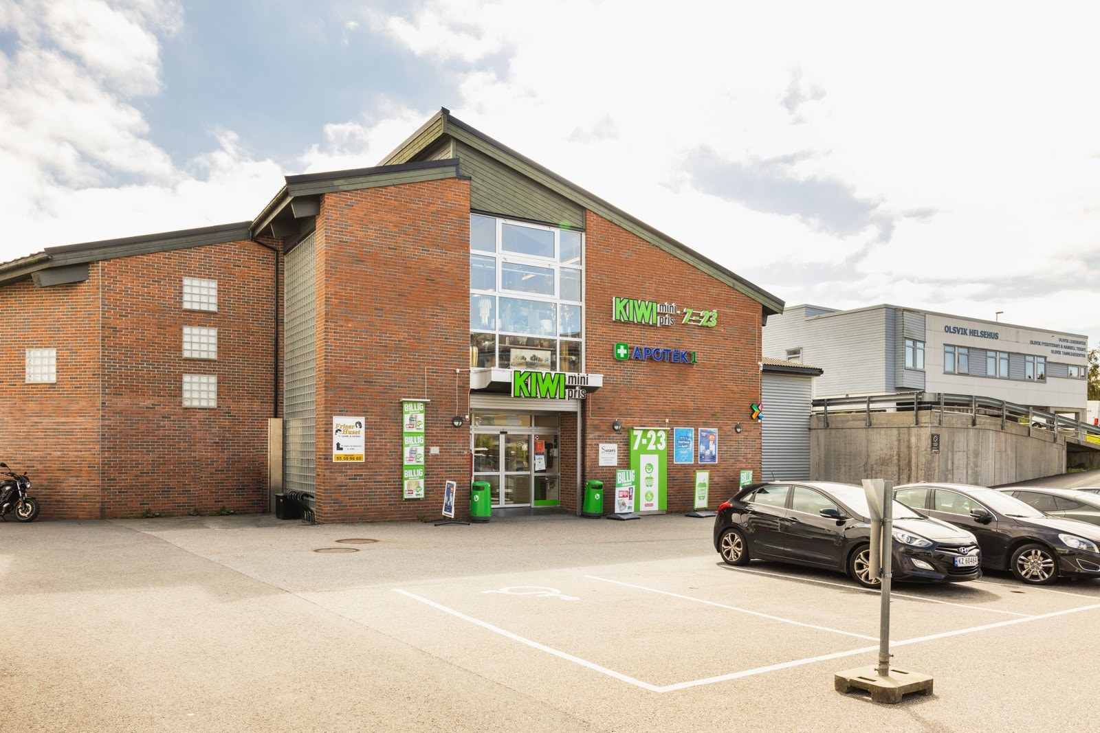 Din nærmeste dagligvarebutikk er Kiwi Olsvik, som kun ligger en 6 min gange fra boligen. Galleribilde