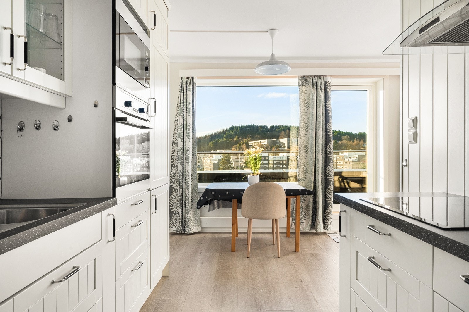 Det er installert komfyrvakt og er keramiske fliser på vegg mellom over og underskap. Galleribilde