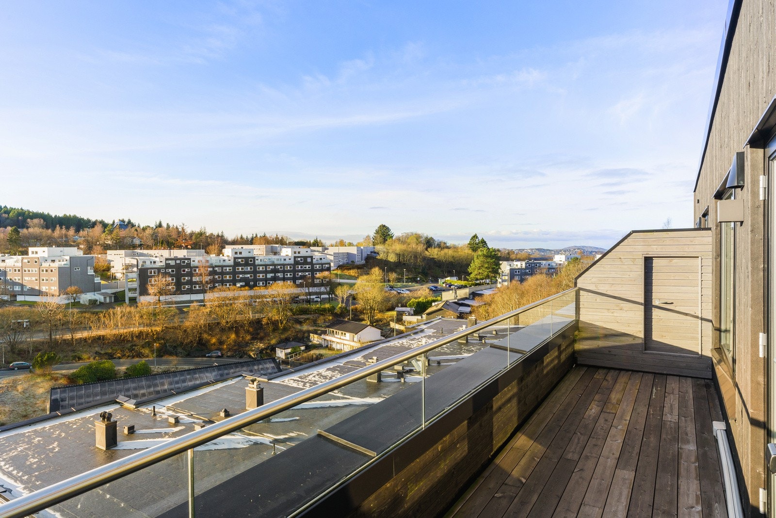 Fra stuen er det direkte utgang til leilighetens balkong som er målt til ca. 11 kvm Galleribilde