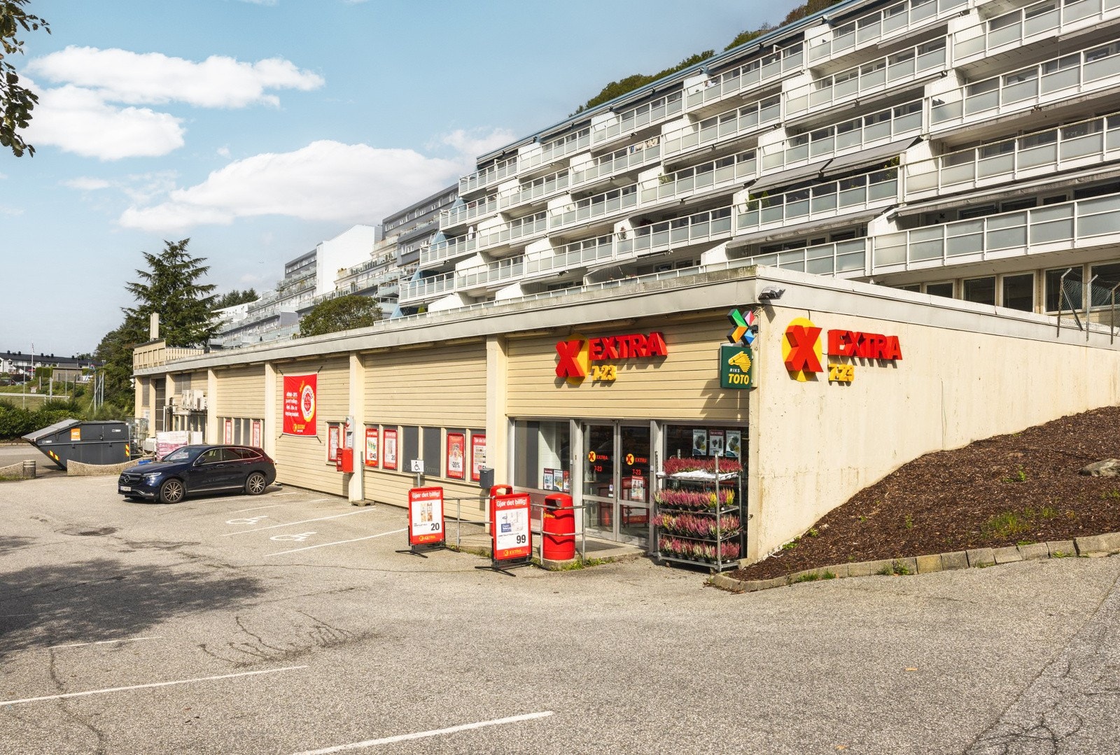 Coop Extra- Ligger ca. 8 minutters gåtur unna boligen! Galleribilde