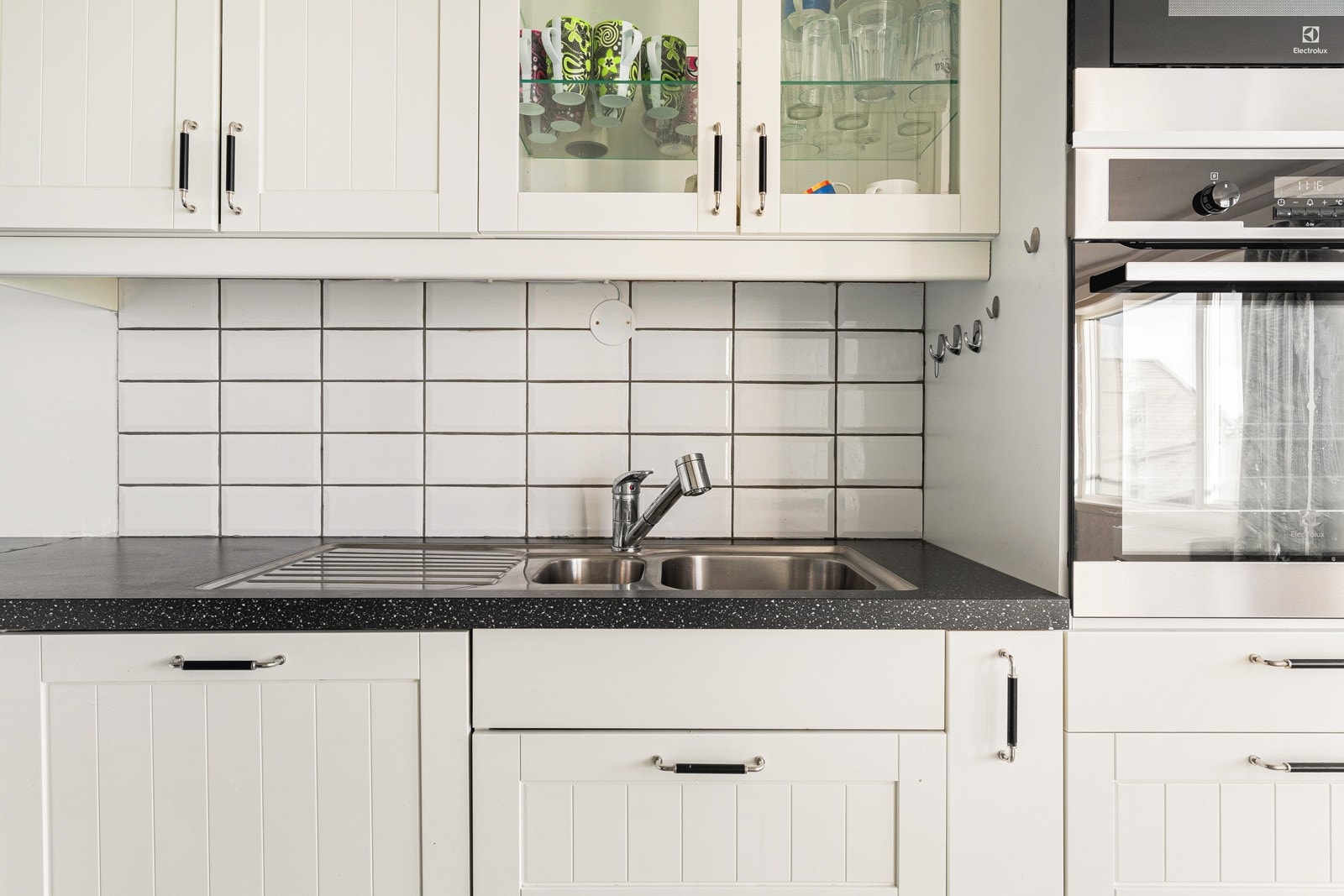 Her er det rikelig med benke- og skapplass, perfekt for den matglade! Galleribilde