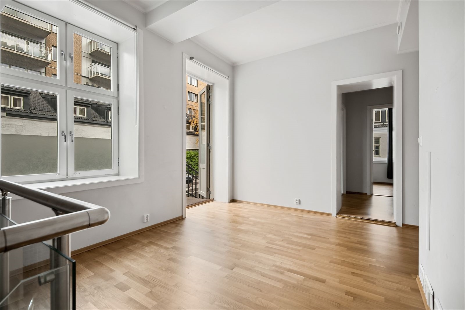 Lys stue med store vindusflater og utgang til balkong. God plass til sofakrok. Galleribilde