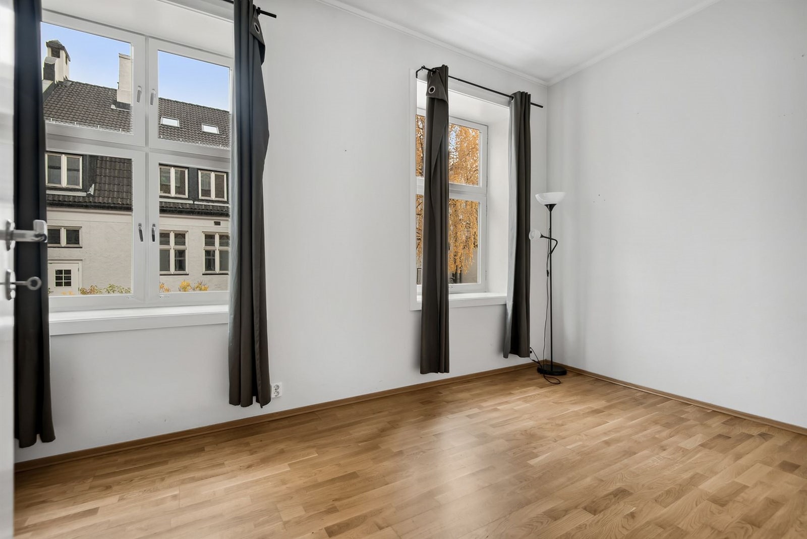 Soverom I har god plass til dobbeltseng og tilhørende møbler. Garderobeskap er inkl. Galleribilde