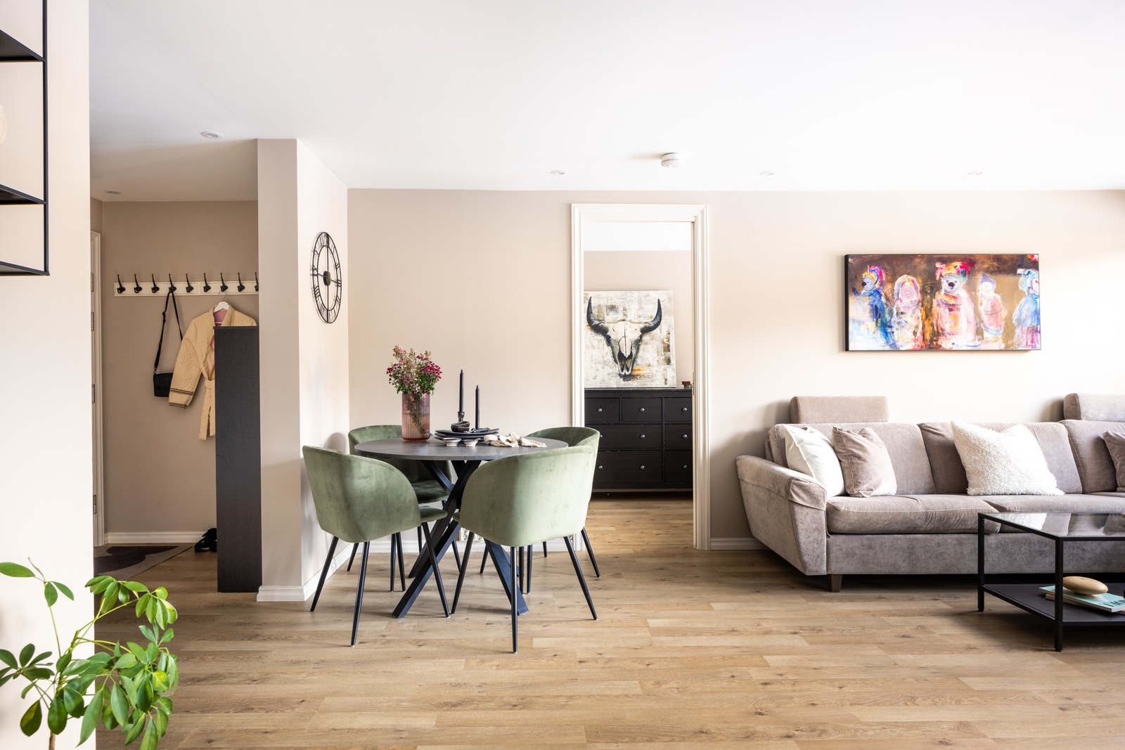 Leiligheten er lys og innbydende med moderne farge- og materialvalg. Galleribilde