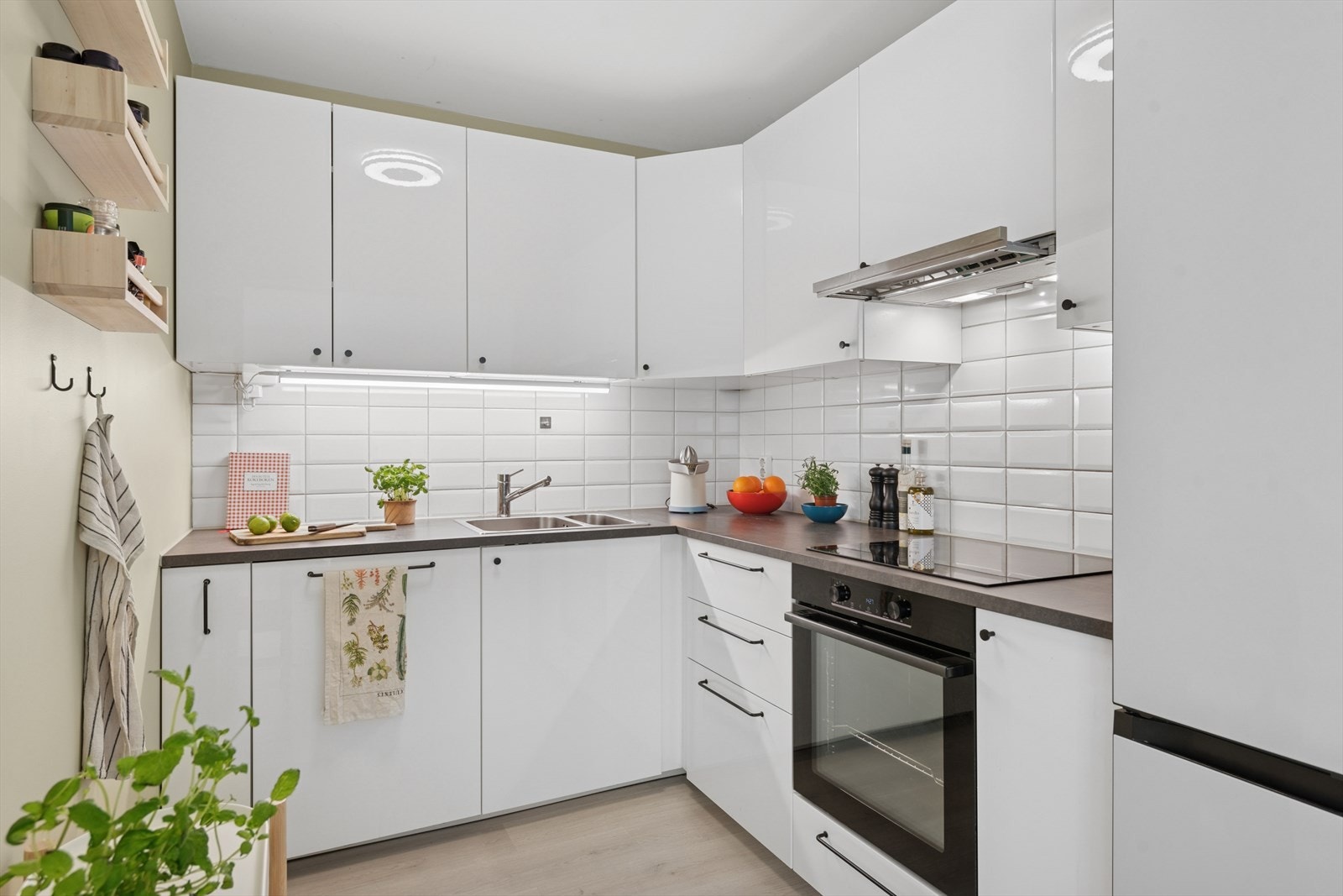 Kjøkkenet fikk ny IKEA-innredning i 2020, med laminerte fronter i høyglanset utførelse og en laminert benkeplate. Galleribilde