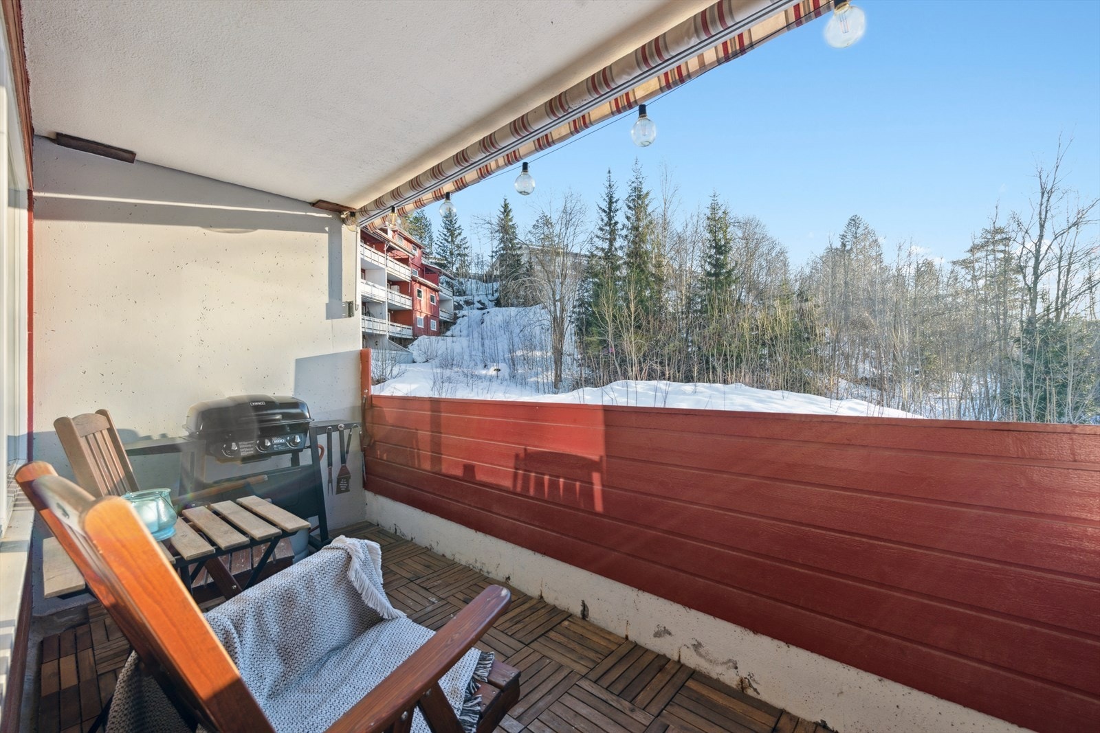Balkongen er overbygd og utstyrt med en manuell betjent solmarkise. Galleribilde