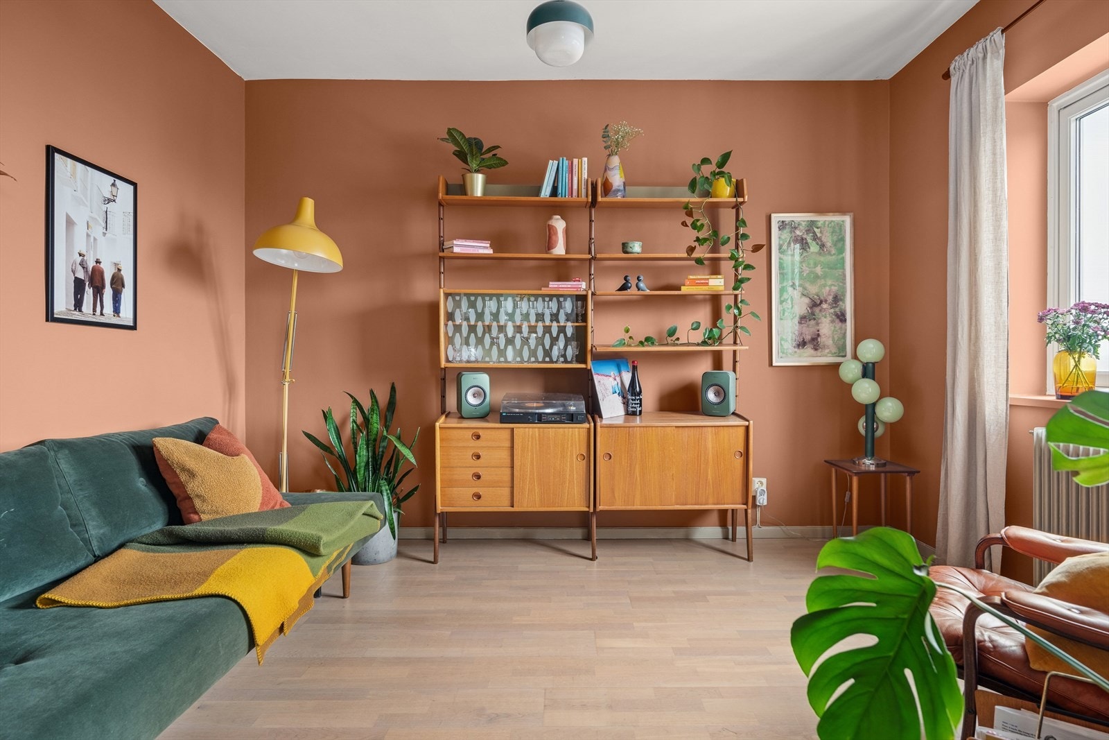 Rommet er i dag innredet som en ekstra stue. Ved enkle grep kan dette rommet benyttes som et ekstra soverom Galleribilde