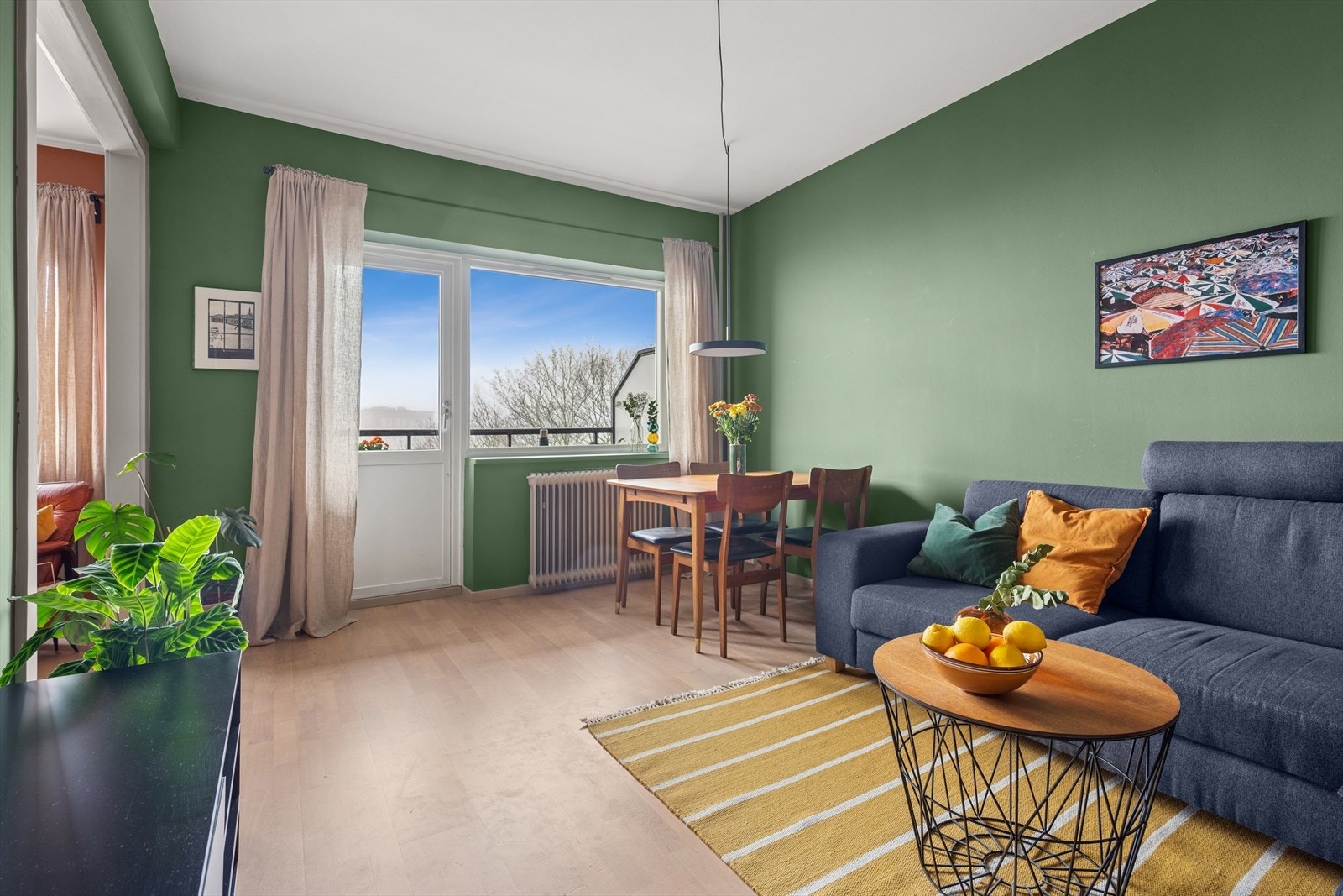 Stuen er svært lys og luftig takket være boligens store vindusflater Galleribilde