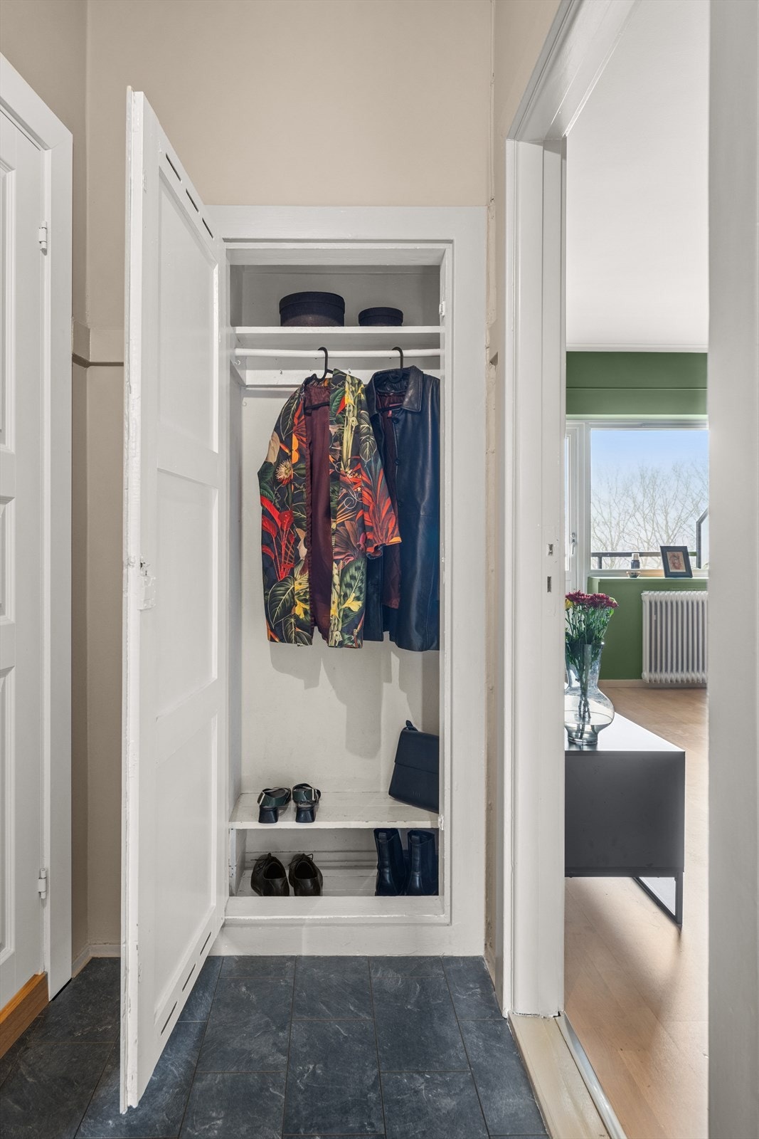 I entreen er det et praktisk kott for oppbevaring Galleribilde