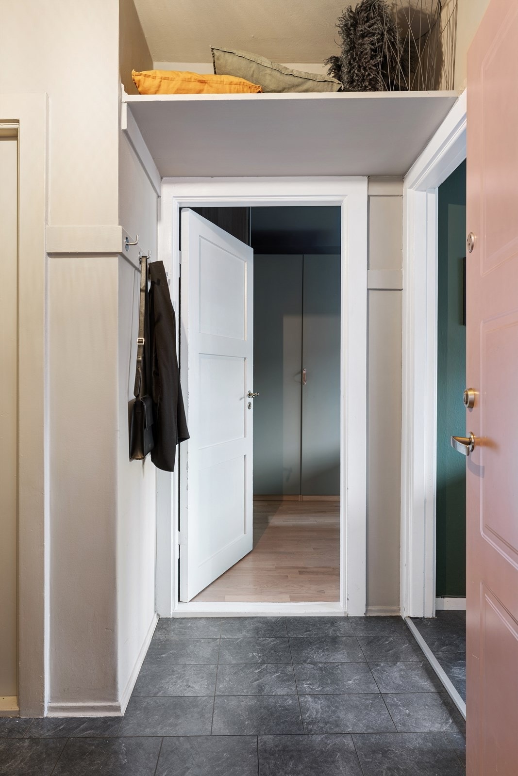 I entreen er det også en praktisk hylle for oppbevaring. Her utnytter du plassen maksimalt Galleribilde